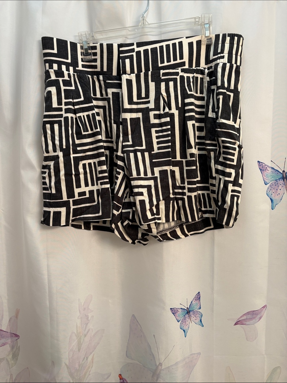 torrid Black & White Geometric Shorts Size16. new